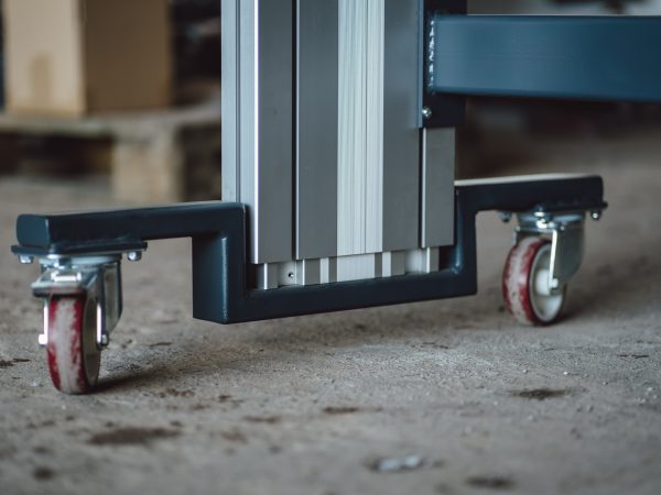 Höhenverstellbarer Arbeitstisch mit Rollen