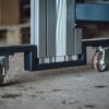 Höhenverstellbarer Arbeitstisch mit Rollen