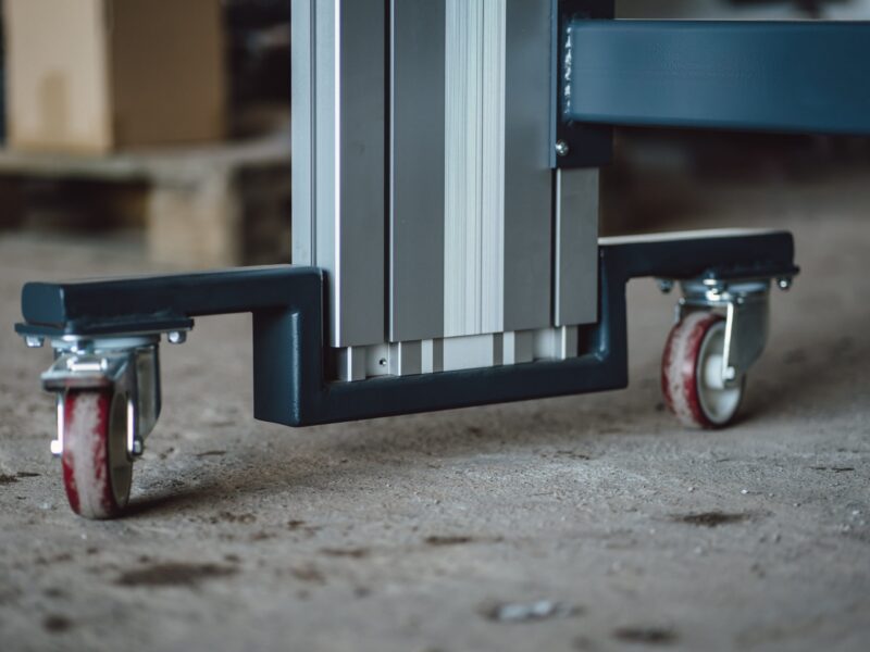 Höhenverstellbarer Arbeitstisch mit Rollen