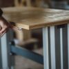 Höhenverstellbarer Arbeitstisch mit Rollen