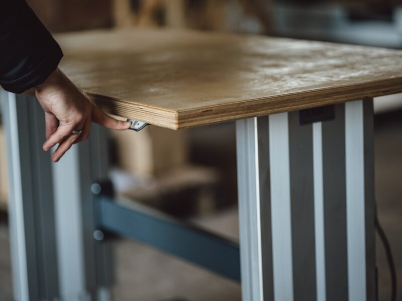 Höhenverstellbarer Arbeitstisch mit Rollen