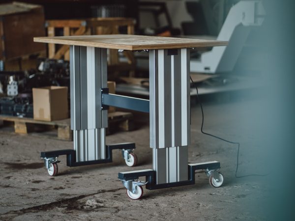 Höhenverstellbarer Arbeitstisch mit Rollen