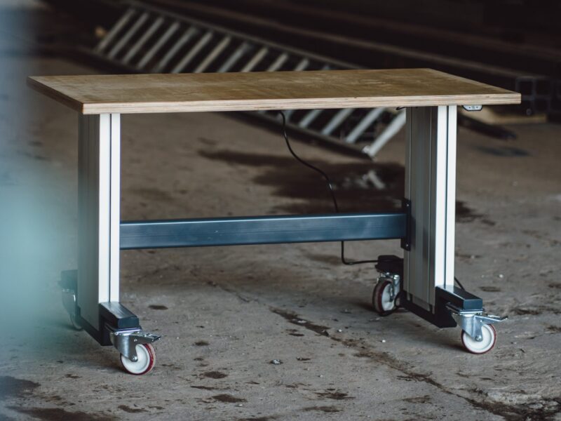 Höhenverstellbarer Arbeitstisch mit Rollen