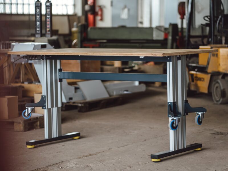 Arbeitstisch elektrisch höhenverstellbar mit Industriefüßen