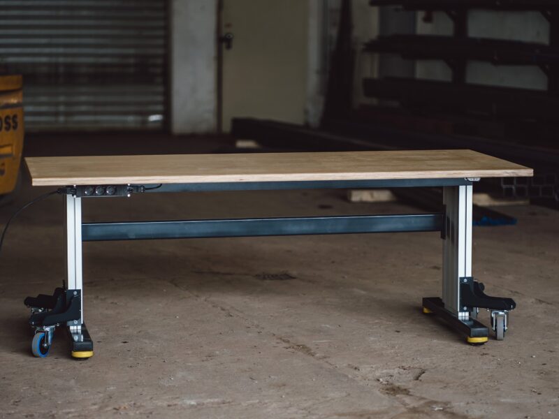 Arbeitstisch elektrisch höhenverstellbar mit Industriefüßen