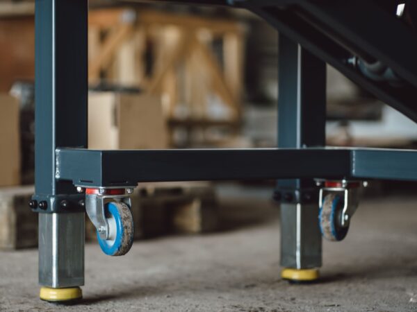 Stufenlos höhenverstellbar und kippbarer Arbeitstisch / Werkbank