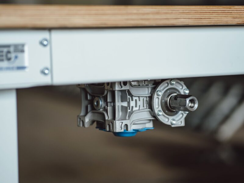 Mechanisch höhenverstellbarer Arbeitstisch für Industrie und Handwerk