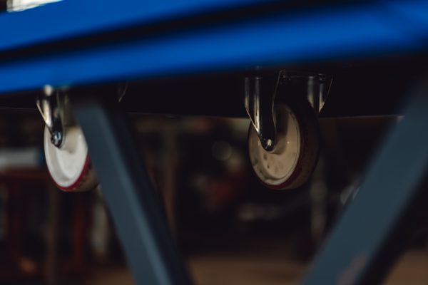 PETec Scherenhubtisch - Fahrbarer, mit Akkuschrauber höhenverstellbarer Arbeitstisch