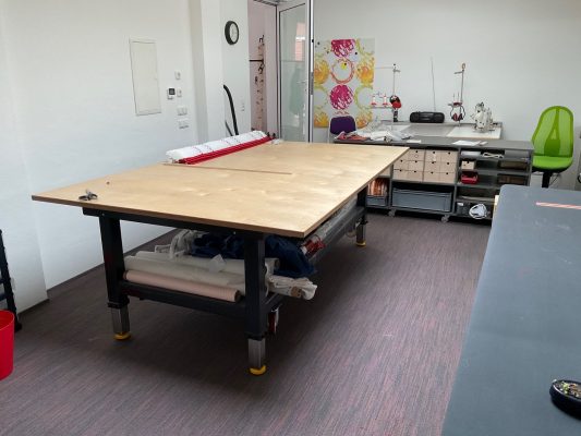 Höhenverstellbarer Arbeitstisch für Stoffzuschnitt