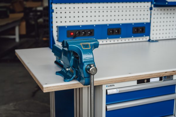 Arbeitstisch Werkbank mit Werkzeugwand Höhenverstellber