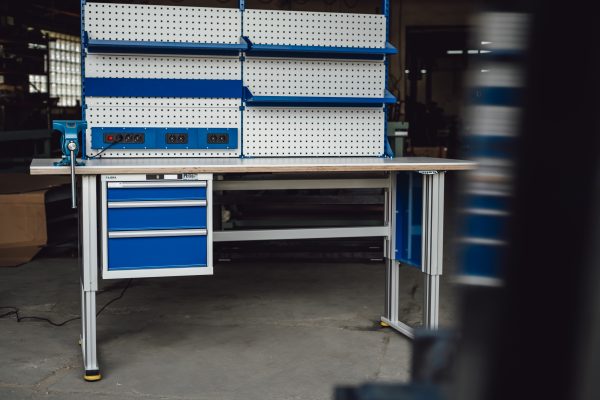 Arbeitstisch Werkbank mit Werkzeugwand Höhenverstellber