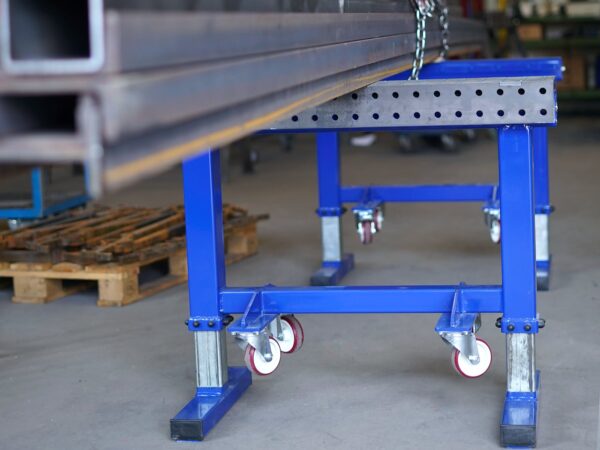 Mechanisch stufenlos höhenverstellbarer Spannbock fahrbar mit rollen und Lochplatte