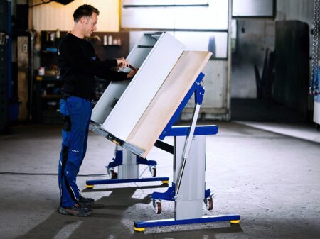 Höhenverstellbarer Tisch für den Schaltschrankbau elektrisch kippbar