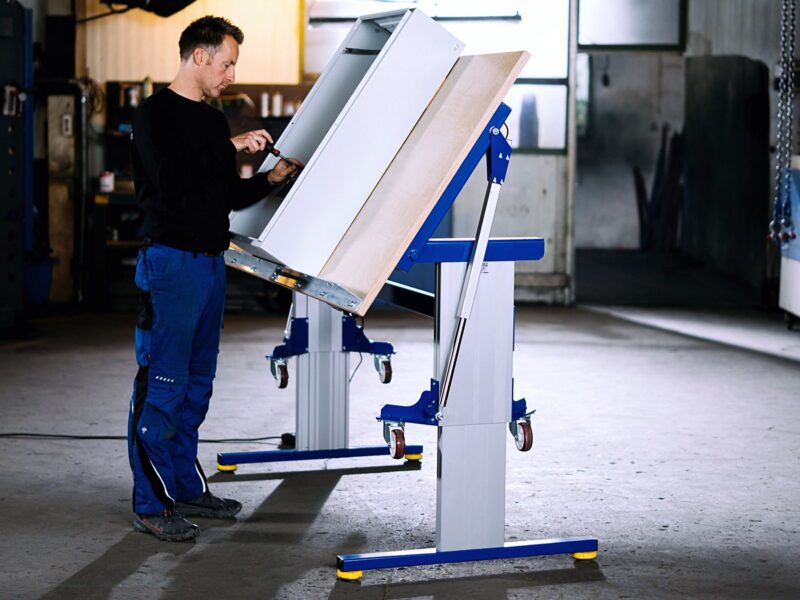 Höhenverstellbarer Tisch für den Schaltschrankbau elektrisch kippbar