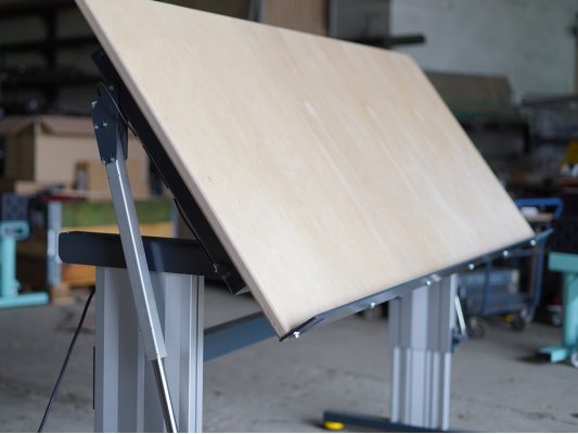 Elektrisch höhenverstellbarer und kippbarer Arbeitstisch für Schaltschrnakbau uvm