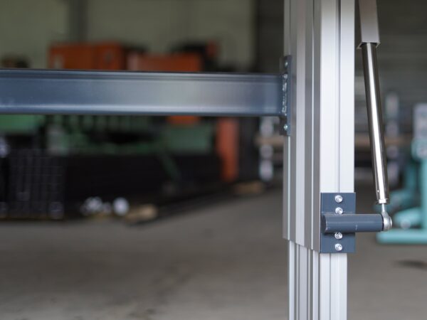 Elektrisch höhenverstellbarer und kippbarer Arbeitstisch für Schaltschrnakbau uvm