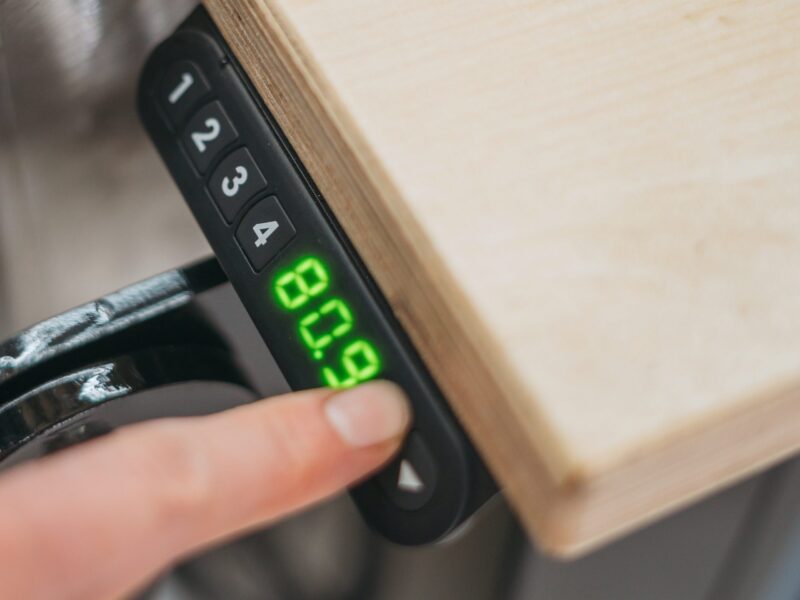 Mobiler Werkstattwagen mit Elektroantrieb und Höhenverstellung Mobiler Werkstattwagen mit Elektroantrieb und Höhenverstellung