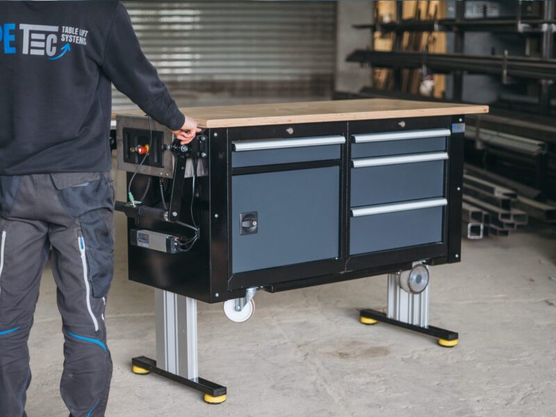 Mobiler Werkstattwagen mit Elektroantrieb und Höhenverstellung Mobiler Werkstattwagen mit Elektroantrieb und Höhenverstellung