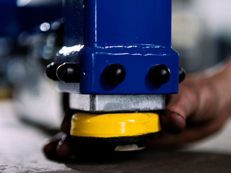 Mit Kettenantrieb höhenverstellbares Tisch-Untergestell zum Nachrüsten von Schweißtischen - 4 Füße, Laufrollen, mechanische Höhenverstellung bis 5000 kg