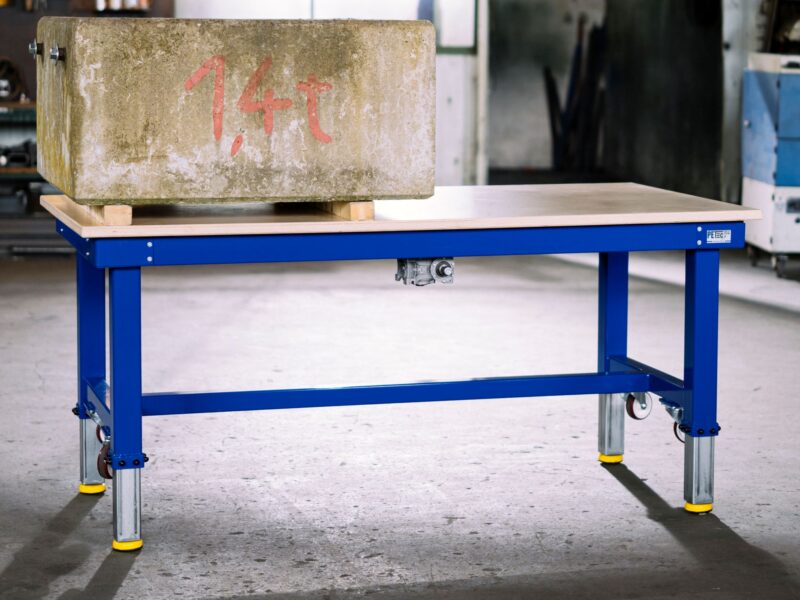 Stufenlos höhenverstellbarer Arbeitstisch, extrem stabil, 4 Füße, flexibel auf Laufrollen, Höhenverstellung bis 5000 kg mit Holzplatte
