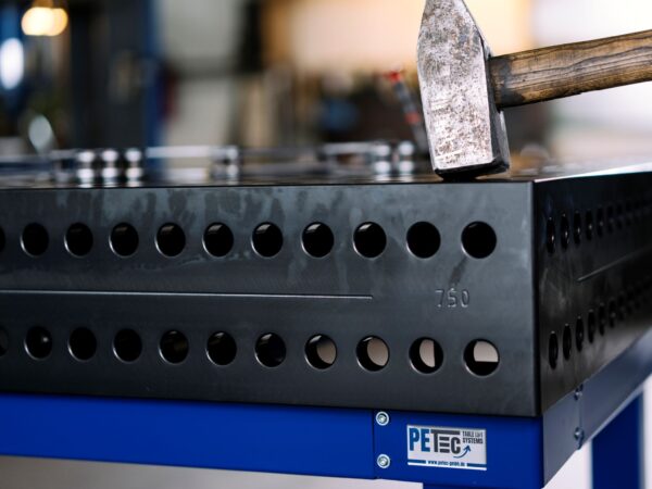 höhenverstellbarer Schweißtisch, 4 Füße, flexibel auf Laufrollen, Höhenverstellung bis 5000 kg mit Siegmund Professional 750 Schweißplatte