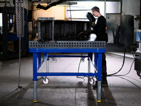höhenverstellbarer Schweißtisch, 4 Füße, flexibel auf Laufrollen, Höhenverstellung bis 5000 kg mit Siegmund Professional 750 Schweißplatte