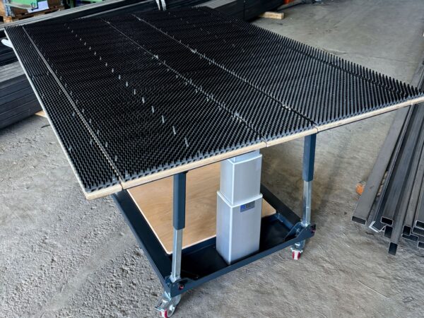 Elektrisch Höhenverstellbarer Arbeitstisch mit Wendevorrichtung für Platten