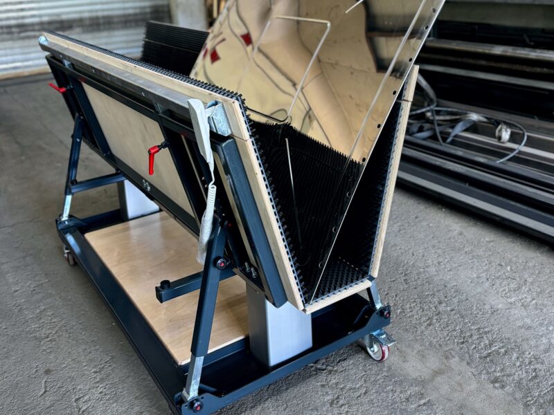 Elektrisch Höhenverstellbarer Arbeitstisch mit Wendevorrichtung für Platten Elektrisch Höhenverstellbarer Arbeitstisch mit Wendevorrichtung für Platten