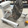 Arbeitstisch mit schwenkbarem und elektrisch drehbarem Teller