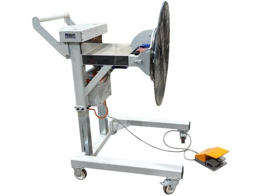 Arbeitstisch mit schwenkbarem und elektrisch drehbarem Teller