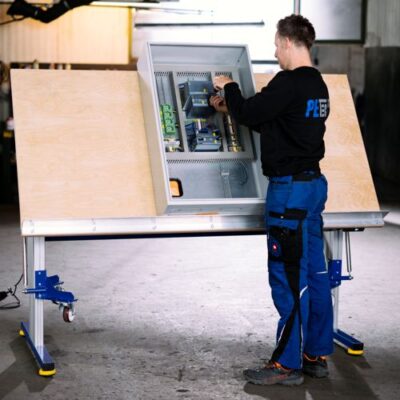 Gesundes Arbeiten mit höhenverstellbarer und schwenkbarer / neigbarer Tischplatte