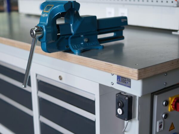 Höhenverstellbare Profi Werkbank mit Stahlplatte auf Rollen