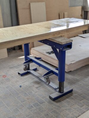 Höhenverstellbarer Unterstellbock auf laufrollen in Schreinerei / Werkstatt