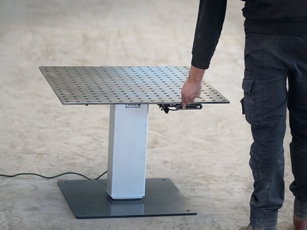 Elektrisch höhenverstellbarer Industrietisch mit Mono-Fuß und Lochplatte