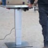 Elektrisch höhenverstellbarer Industrietisch mit Mono-Fuß und Lochplatte