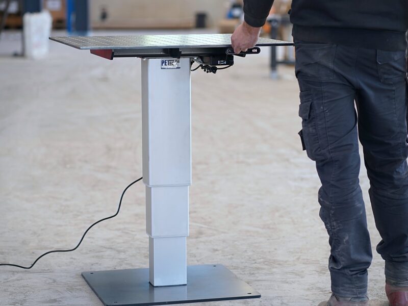 Elektrisch höhenverstellbarer Industrietisch mit Mono-Fuß und Lochplatte