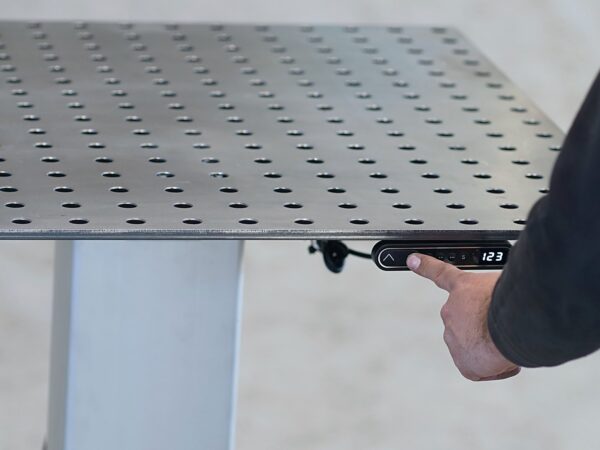 Elektrisch höhenverstellbarer Industrietisch mit Mono-Fuß und Lochplatte