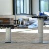 Elektrisch höhenverstellbarer Industrietisch mit Mono-Fuß und Lochplatte