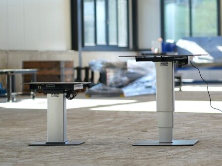 Elektrisch höhenverstellbarer Industrietisch mit Mono-Fuß und Lochplatte