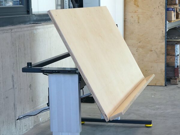 90 Grad kippbarer Arbeitstisch und elektrisch höhenverstellbar PETec Basic