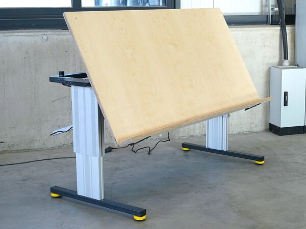 90 Grad kippbarer Arbeitstisch und elektrisch höhenverstellbar PETec Basic