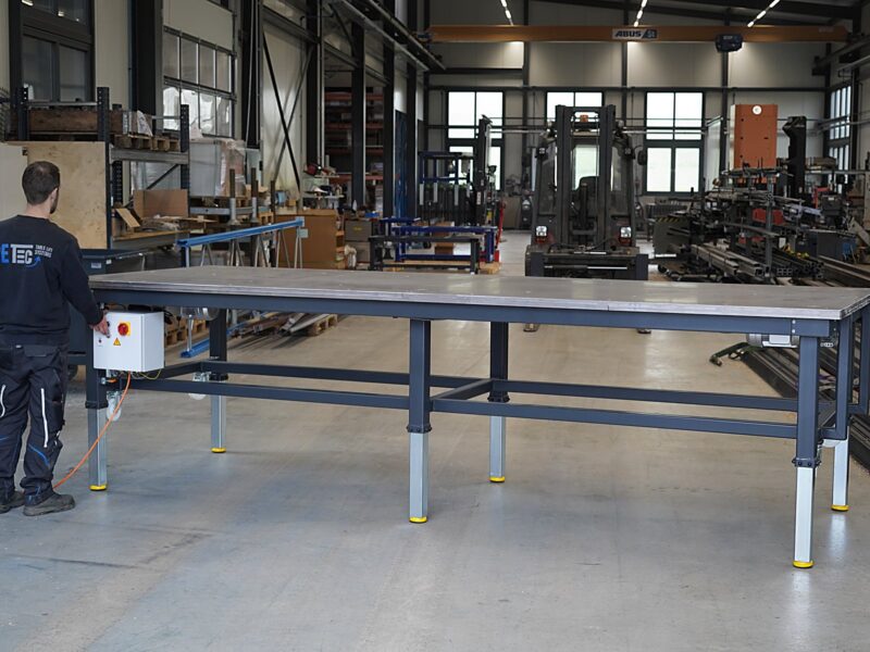 Elektrisch höhenverstellbarer 4 Meter XXL Montagetisch