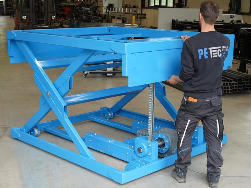 Industrie XXL Scherenhubtisch mit Kettenantrieb Giesserei auf rollt auf Schiene