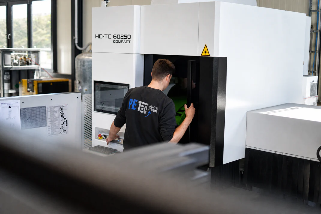 PETec Hersteller Produktion - höhenverstellbare Tische