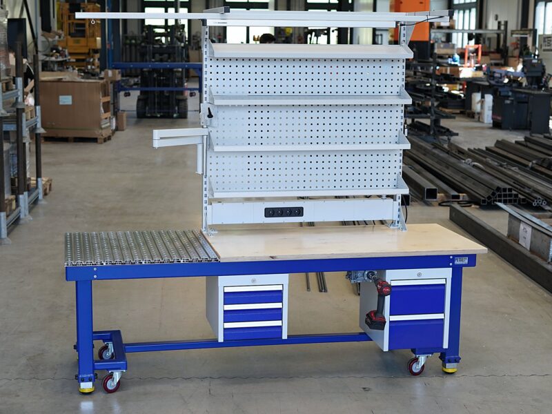 Stufenlos höhenverstellbare Werkbank, Arbeitstisch mit Rückwand